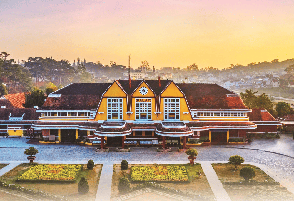 Ga Đà Lạt là nhà ga cổ nhất Đông Dương, nổi bật với kiến trúc mái nhọn màu vàng và nét cổ kính đặc trưng của thời Pháp thuộc (Nguồn: Đường sắt Việt Nam)